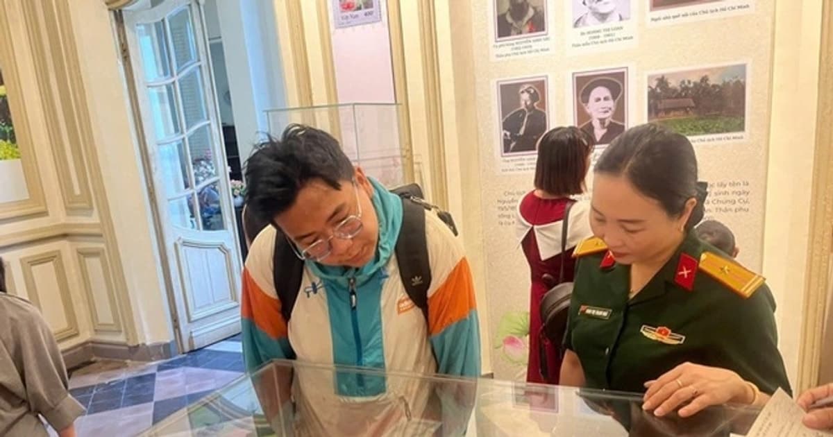 Trưng bày 'Hành trình theo chân Bác qua sưu tập tem và bưu ảnh'