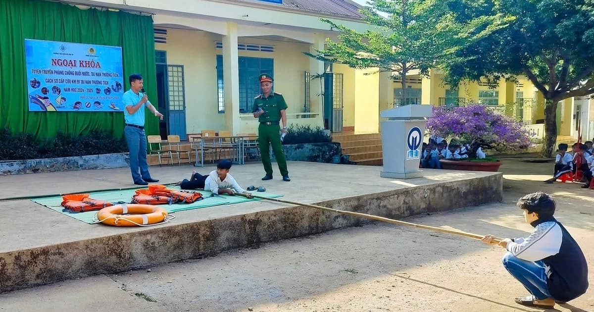 Trường học vào cuộc cản dòng nước cuốn đi tuổi thơ