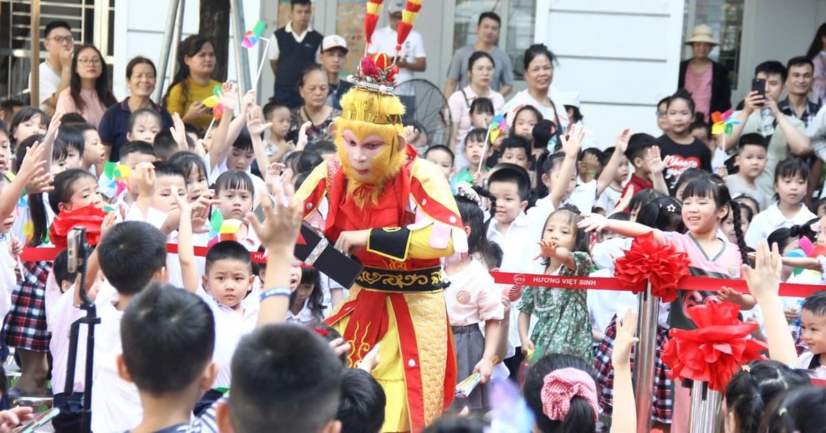 ‘Tề Thiên Đại Thánh’ bất ngờ xuất hiện trong ngày đầu học sinh vào lớp 1