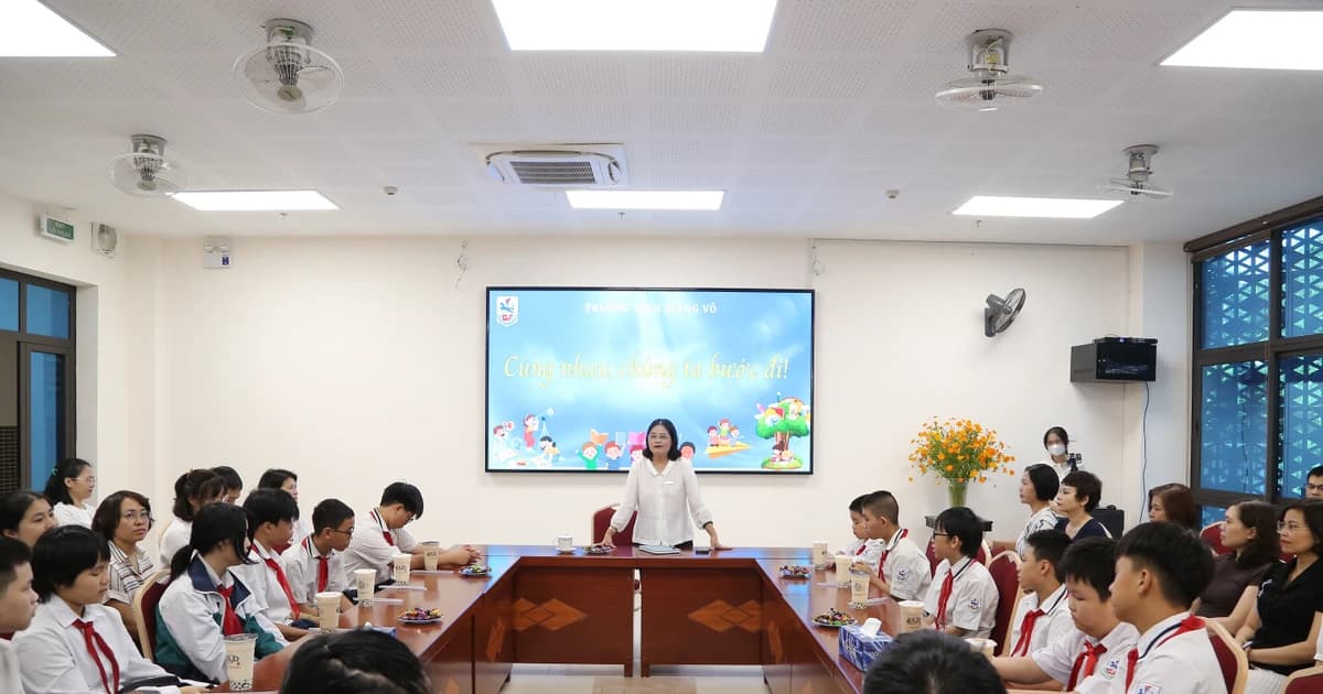 Hiệu trưởng động viên học trò ‘cùng nhau, chúng ta bước đi’
