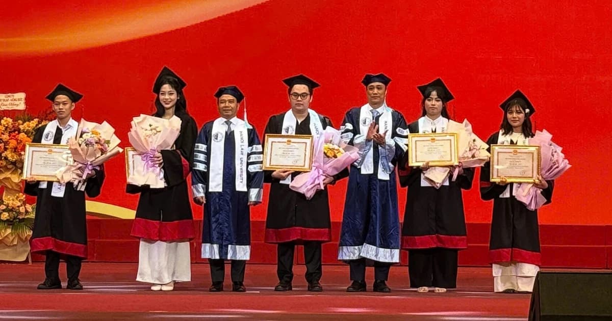 Trường Đại học Luật Hà Nội trao bằng tốt nghiệp cho hơn 1.600 cử nhân