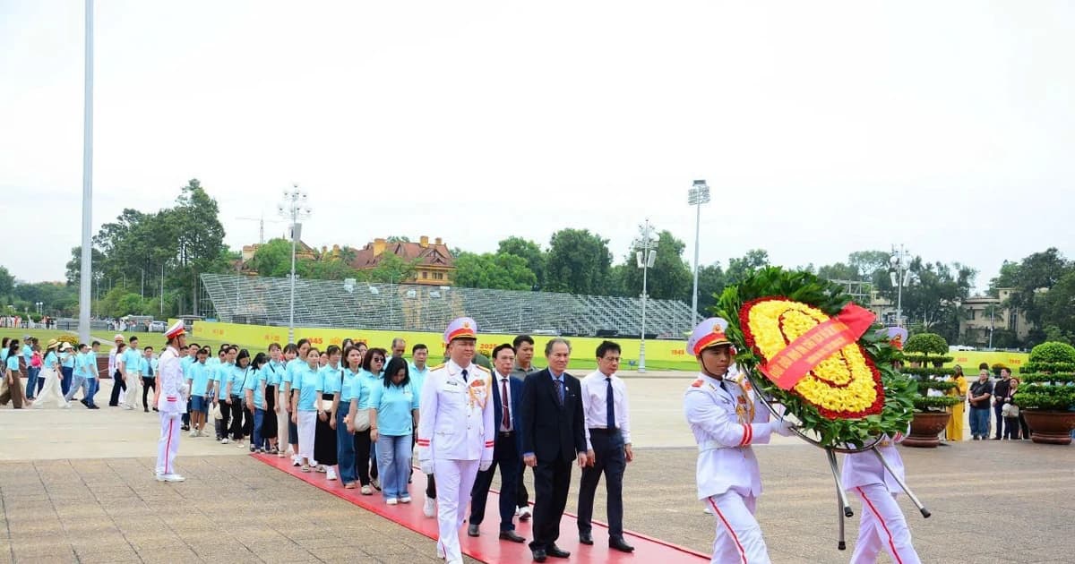Thầy cô vượt gần 1.400km từ Tây Nguyên về Thủ đô viếng Lăng Bác