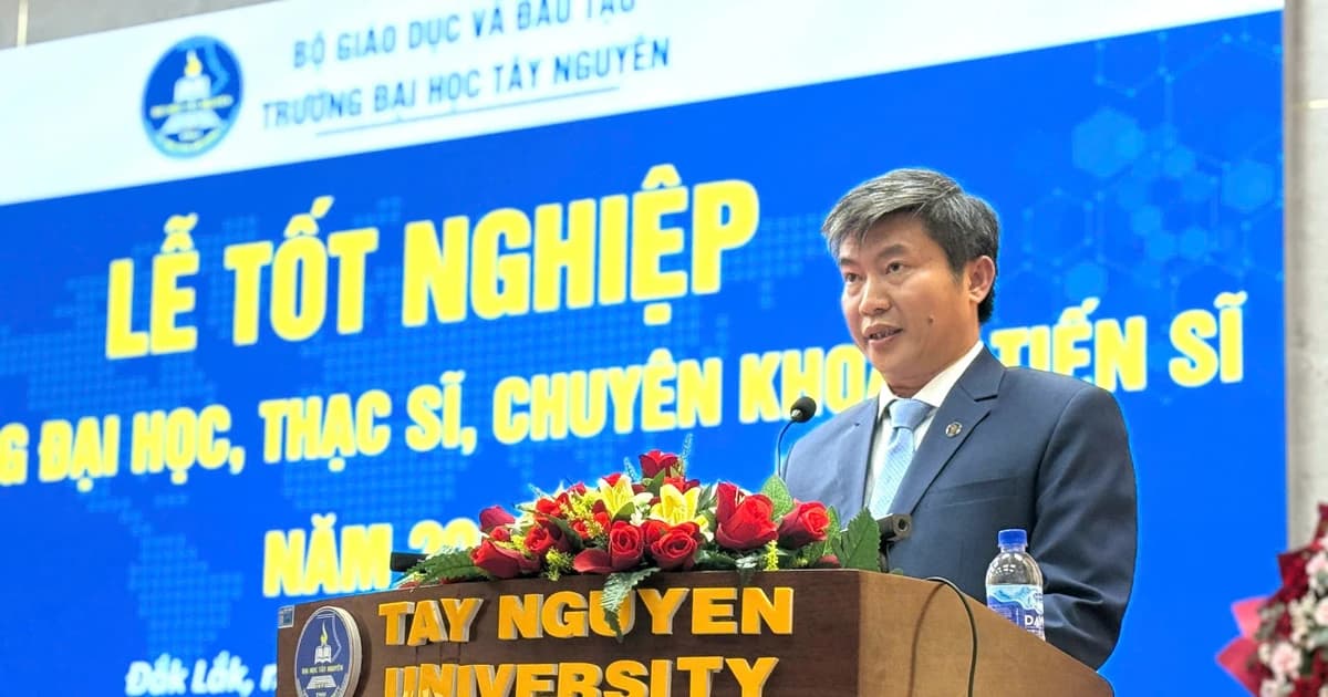 Trường ĐH Tây Nguyên trao bằng tốt nghiệp cho hơn 1.500 sinh viên