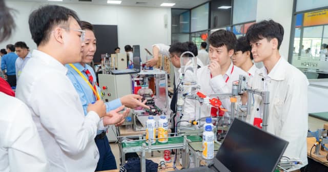 'Khát' nhân lực công nghệ cao
