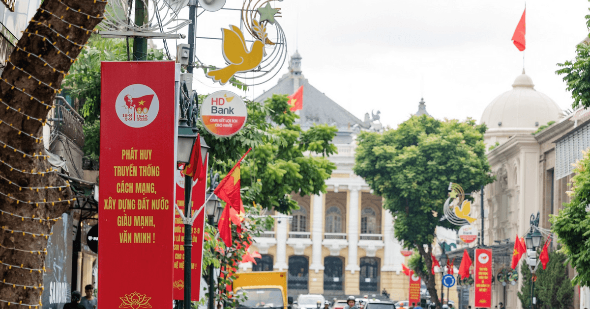 Thủ đô Hà Nội rực rỡ sắc đỏ chào mừng 80 năm Quốc khánh