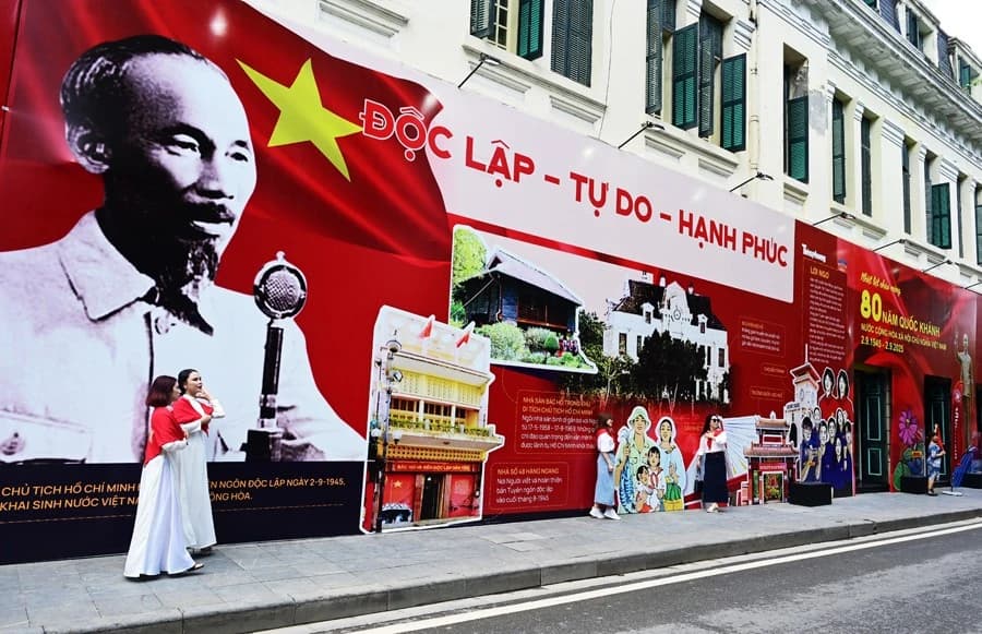 Hà Nội rộn ràng cờ hoa trước Đại lễ