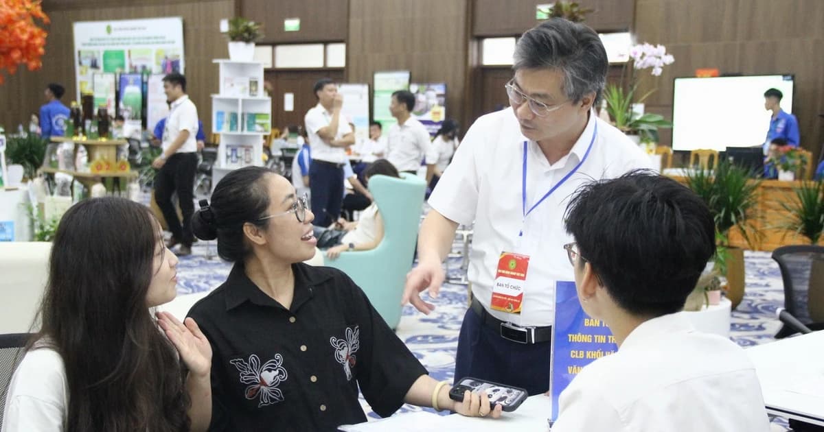 Tân sinh viên háo hức nhập học trực tiếp tại Học viện Nông nghiệp Việt Nam