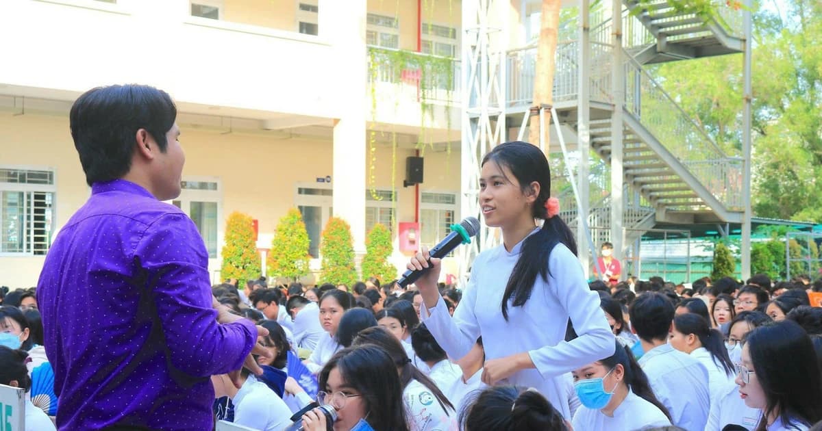 Trường học không nhận hoa tại lễ khai giảng, mong đổi sang học bổng cho học sinh