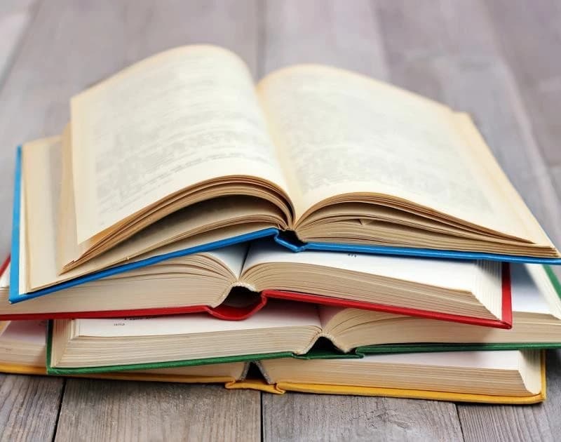 Chuyện tình kết nối bởi… sách