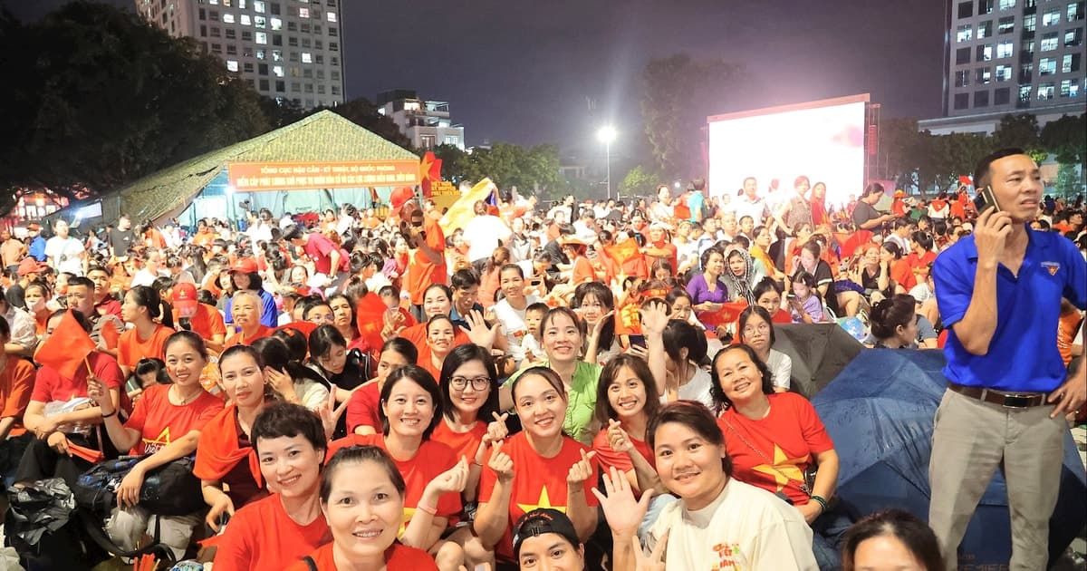 Người dân háo hức hòa mình vào không khí trước buổi tổng duyệt diễu binh, diễu hành kỷ niệm 80 năm Quốc khánh