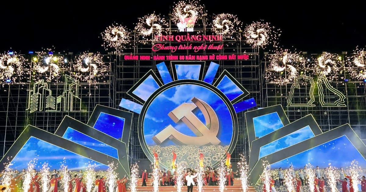 Quảng Ninh: Hàng vạn người dân đội mưa xem chương trình nghệ thuật kỷ niệm 80 năm Quốc khánh 2/9