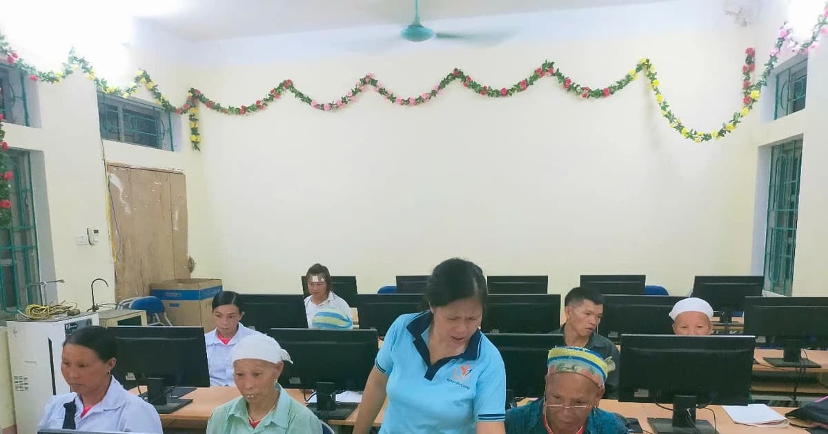 Cụ bà 68 tuổi xin đi học lớp xóa mù chữ