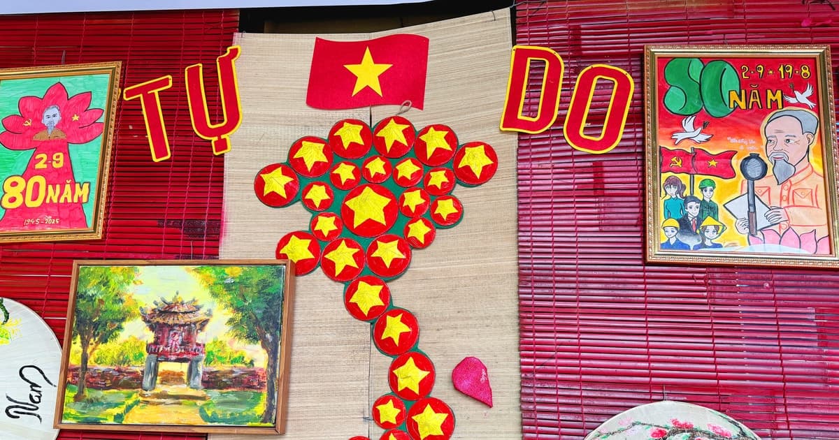 Nón lá cờ đỏ sao vàng: Dáng hình đất nước qua nét vẽ học trò