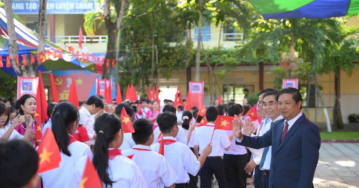 Ngày tựu trường, lãnh đạo Đà Nẵng trực tiếp đón học sinh