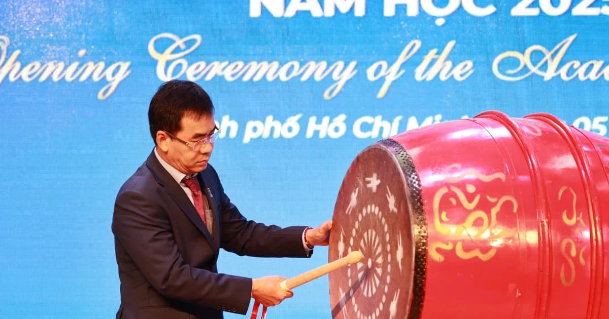 Trường Đại học Luật TPHCM trao 15.000 tài khoản AI dịp khai giảng