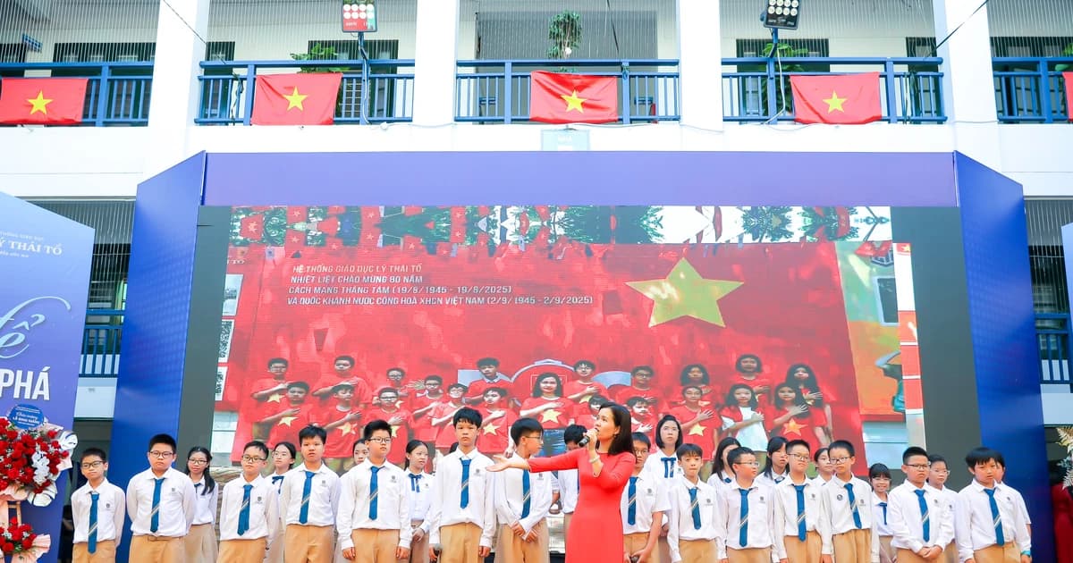 Học sinh thi hát tiếng Anh khởi động năm học mới