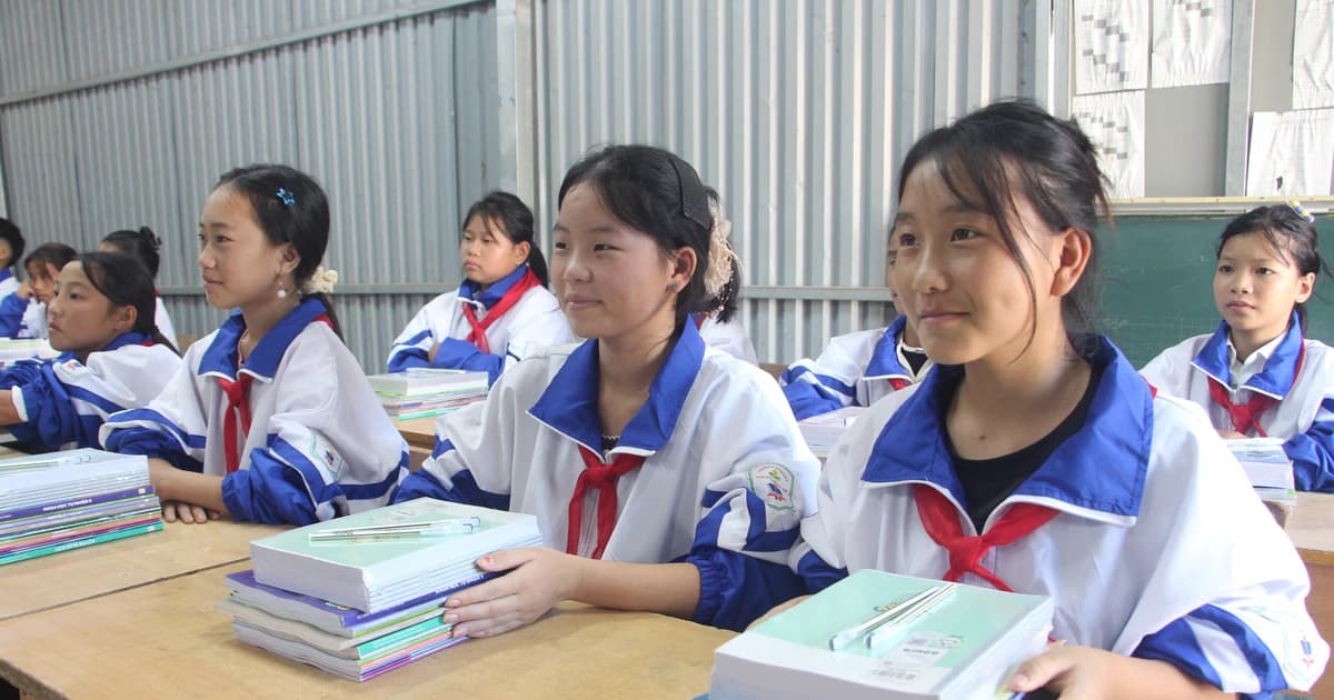 Tiếng trống khai trường vang lên giữa bùn lũ ở Điện Biên