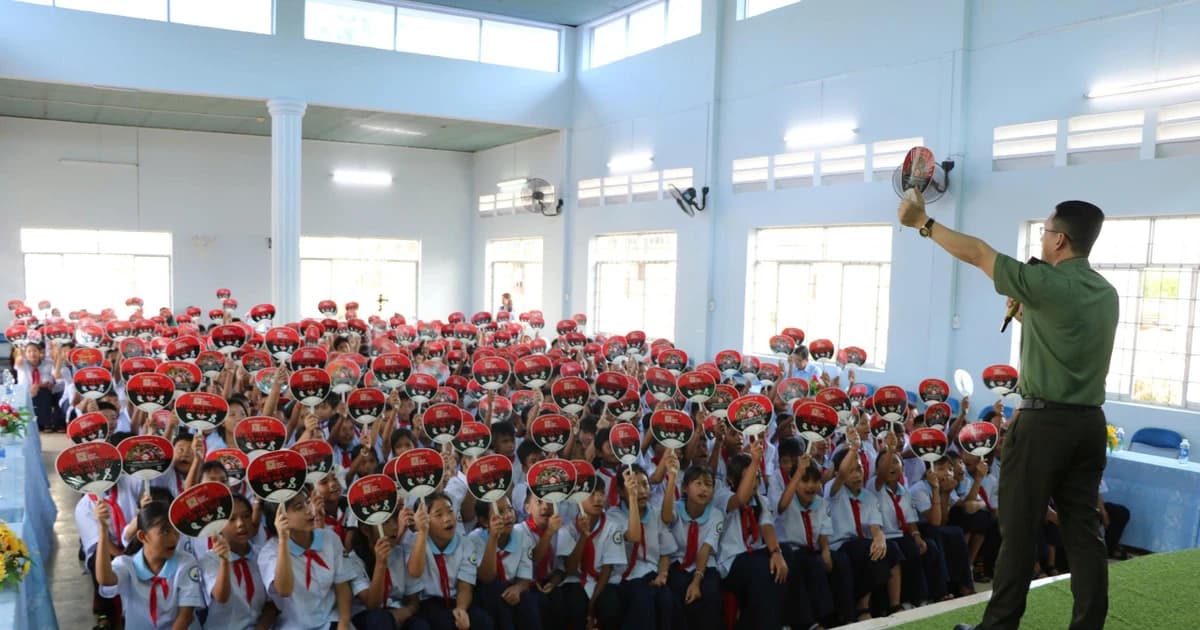 Công an An Giang đồng hành cùng học sinh đẩy lùi ma túy