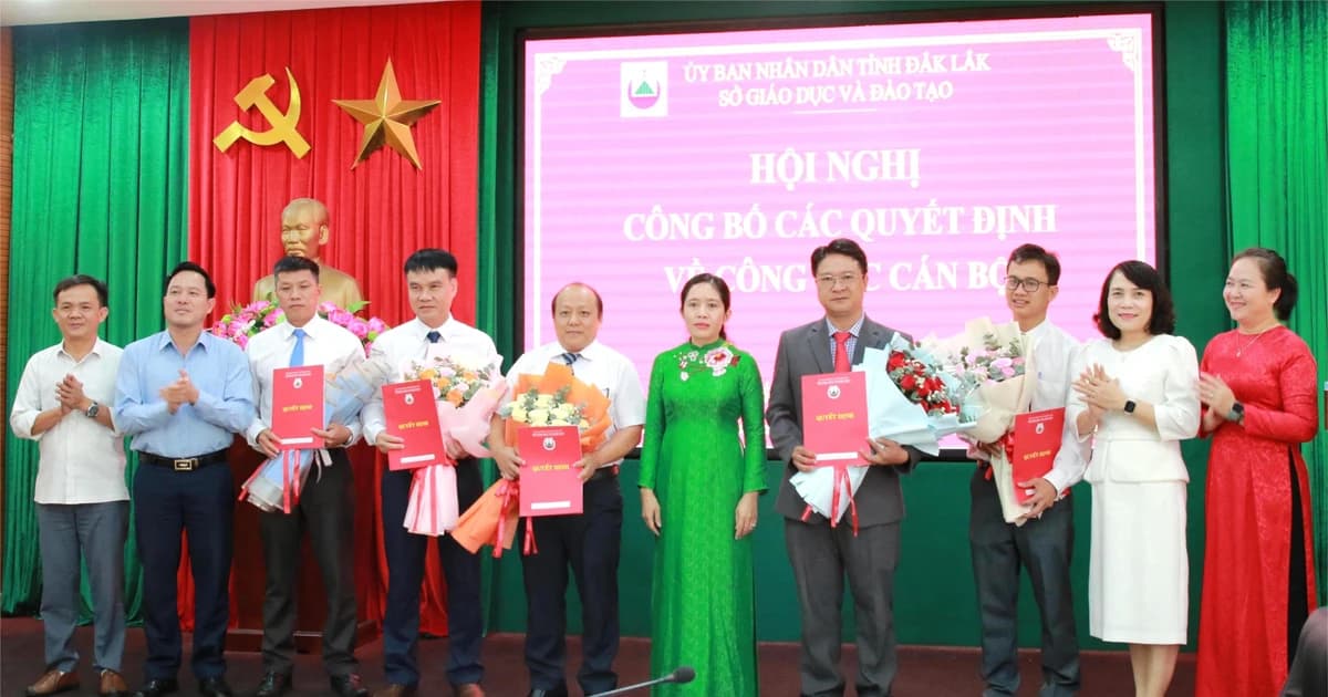 Bộ trưởng Bộ GD&ĐT trao quyết định cho Hiệu trưởng Trường ĐH Nha Trang