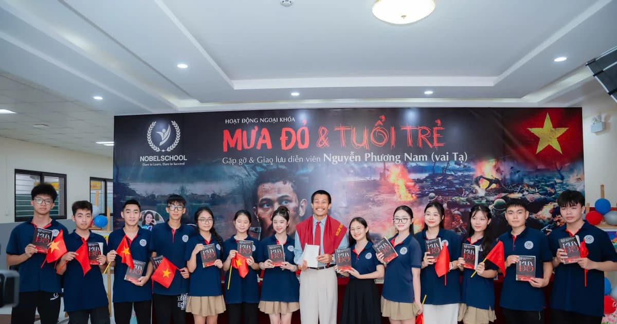 Học sinh Thanh Hoá hào hứng xem ‘Mưa đỏ’, giao lưu cùng diễn viên Tạ