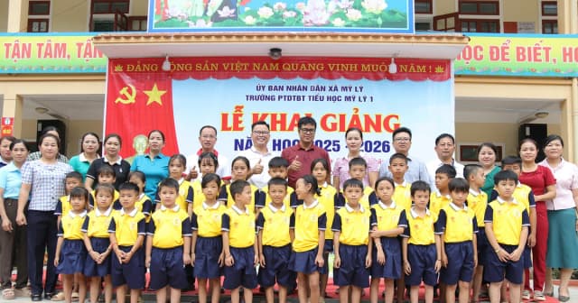 Báo Giáo dục và Thời đại tiếp sức học sinh vùng lũ Nghệ An đến trường