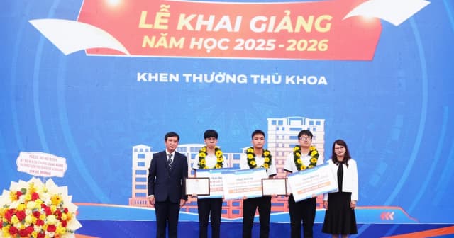 Trường Đại học Khoa học Tự nhiên TPHCM vinh danh 3 thủ khoa tại lễ khai giảng