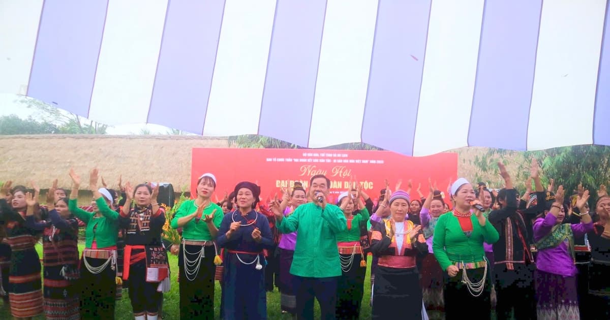 Không khí ấm tình đoàn kết tại Làng Văn hoá - Du lịch các dân tộc Việt Nam