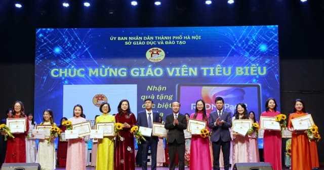 Hà Nội trao thưởng 180 giáo viên THCS dạy giỏi cấp thành phố