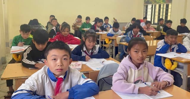 'Nâng bước em tới trường' - chắp cánh ước mơ vùng cao