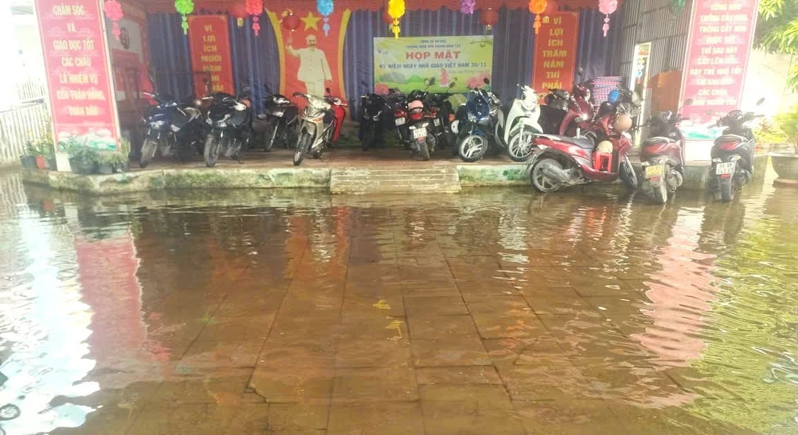 Học sinh một trường mầm non ở Cà Mau thường xuyên ‘chạy lớp’ vì ngập nước