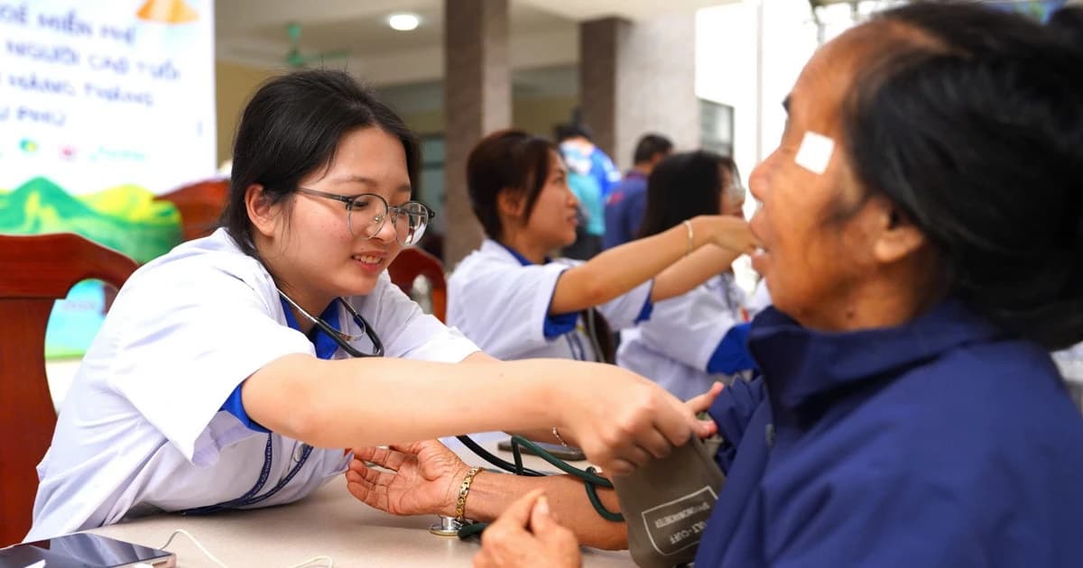 Giáo dục y đức cho sinh viên từ những đợt khám bệnh tình nguyện