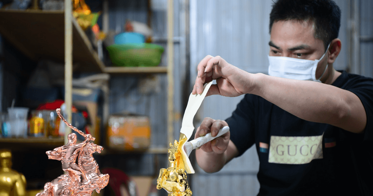 Linh vật ngựa mạ vàng 24K 'lên ngôi' dịp Tết Bính Ngọ 2026