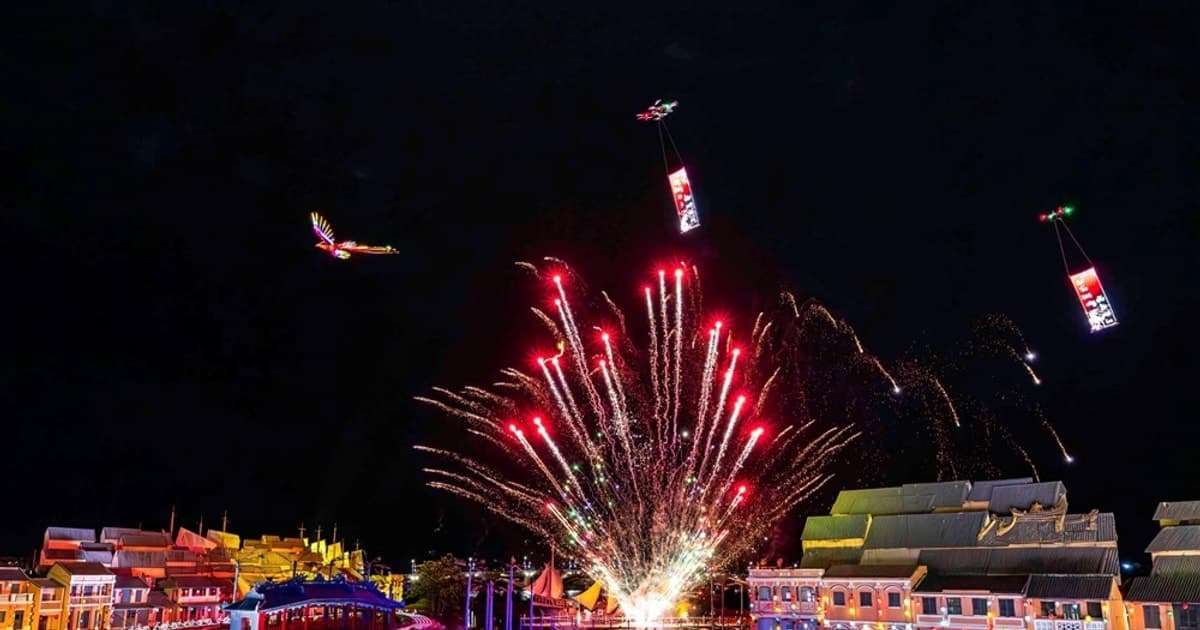 Ấn tượng màn biểu diễn drone đèn lồng Rồng - Phượng trên bầu trời Hội An