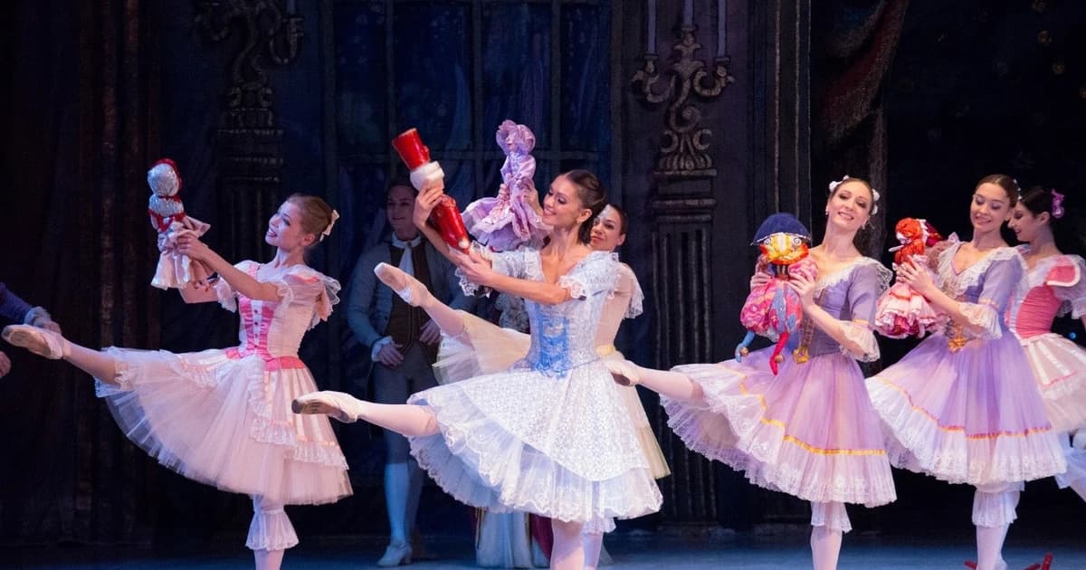 Ballet Nga hòa nhịp giao hưởng trên sân khấu Nhà hát Hồ Gươm