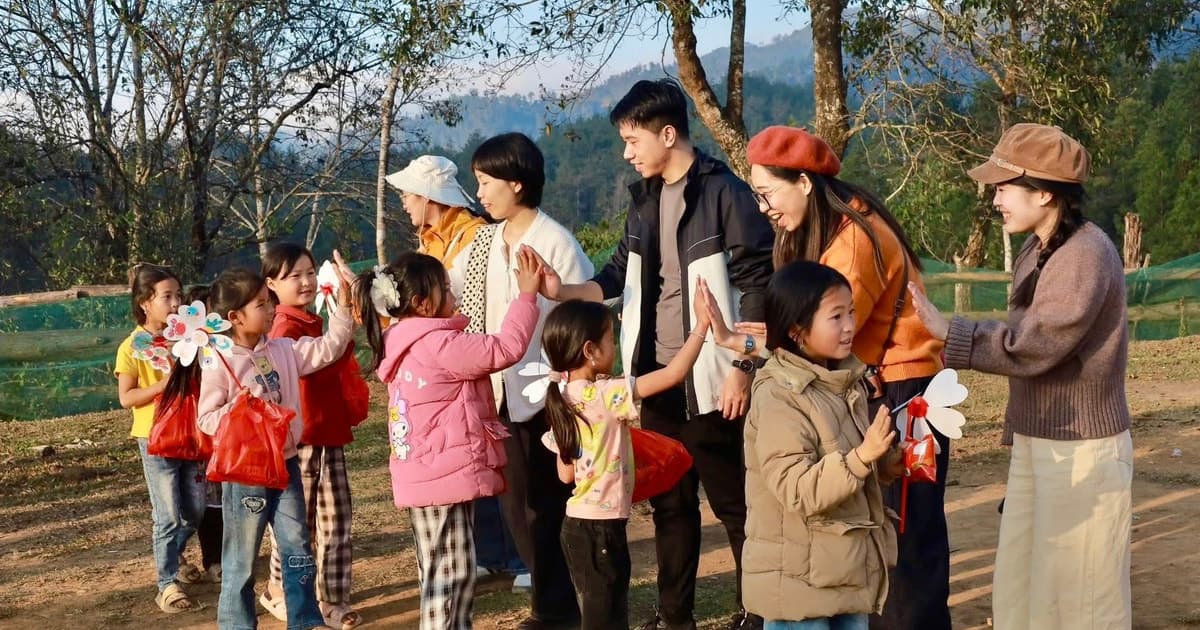 Khi du lịch trở thành cách người trẻ lan tỏa yêu thương