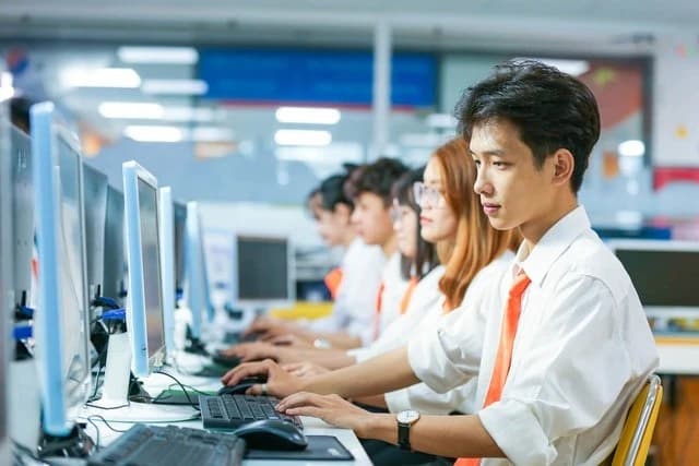 Thương mại điện tử hút thí sinh, trường đại học 'xoay trục' đào tạo sát thực tế