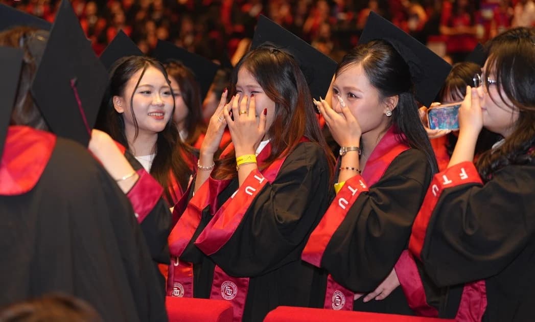 Tân cử nhân hãy cứ rực rỡ để theo đuổi ước mơ, vừa đủ tĩnh lặng để trưởng thành