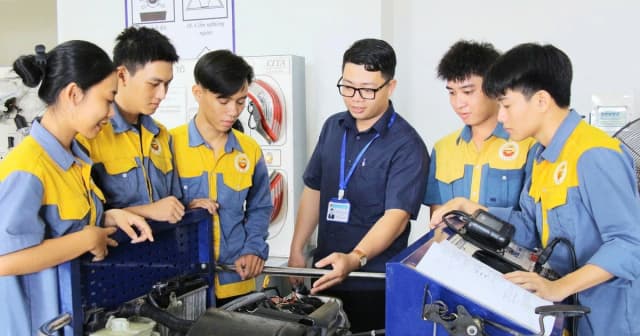 Xác lập vị thế giáo viên giáo dục thường xuyên