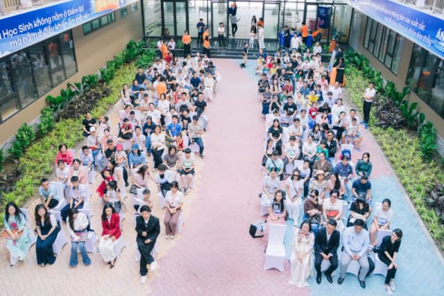 Nhạc sĩ Nguyễn Văn Chung 'cầm cân' học bổng Hành trình tỏa sáng FPT Schools