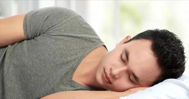 Nên nằm nghiêng hay ngửa khi ngủ?