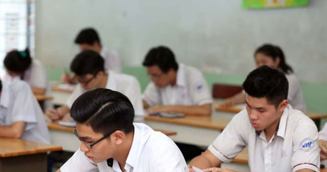 Áp lực thi cử giữa nắng nóng: Làm sao để sĩ tử không đuối sức?