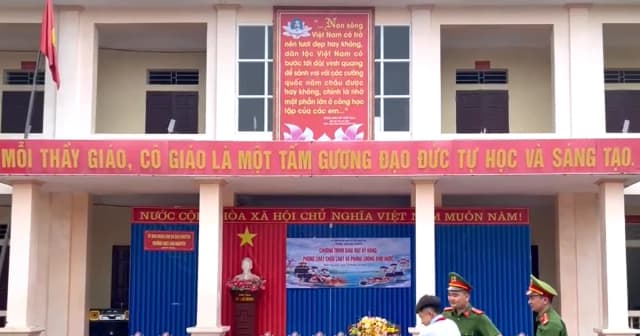 Học sinh Phú Thọ thực hành phòng cháy chữa cháy, chống đuối nước