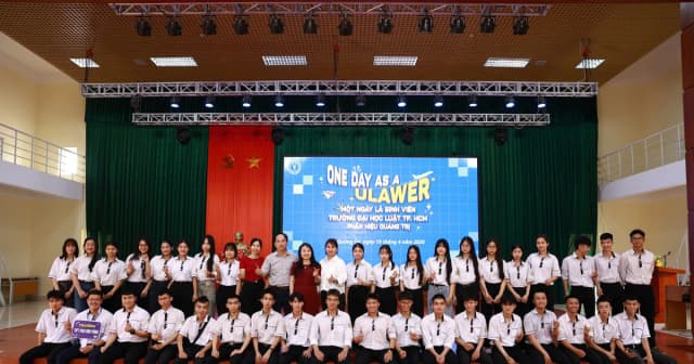 Hơn 500 học sinh Quảng Trị trải nghiệm một ngày làm sinh viên luật