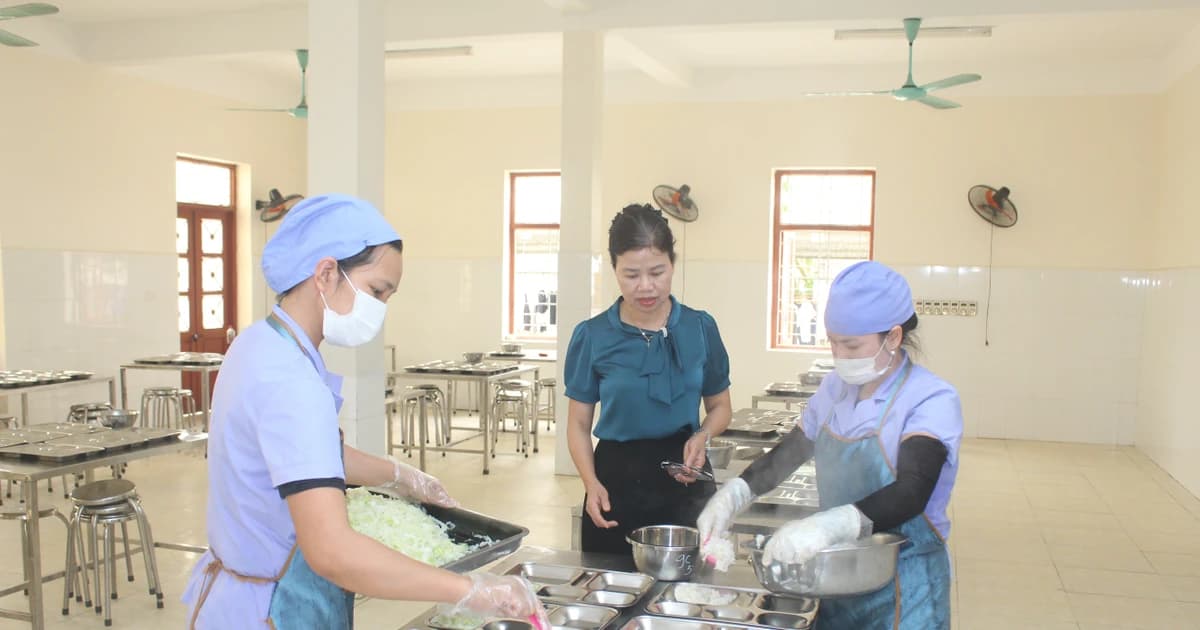 Tăng cường kiểm soát an toàn thực phẩm, nâng chất bữa ăn học đường