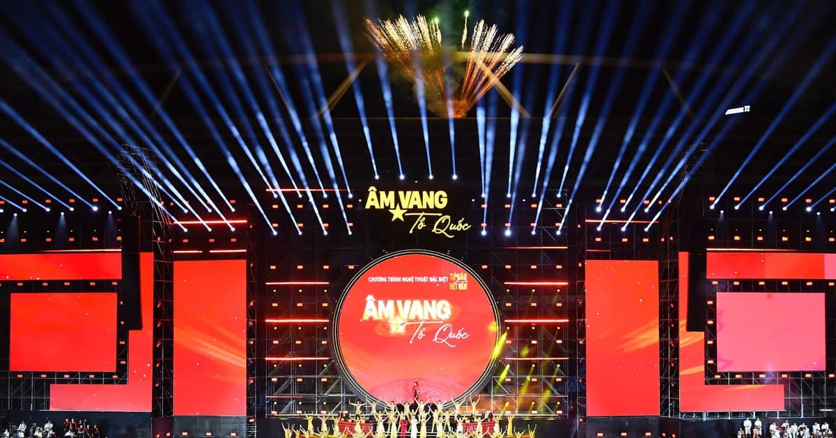 'Âm vang Tổ quốc' bùng nổ với 40.000 khán giả phủ kín sân Mỹ Đình
