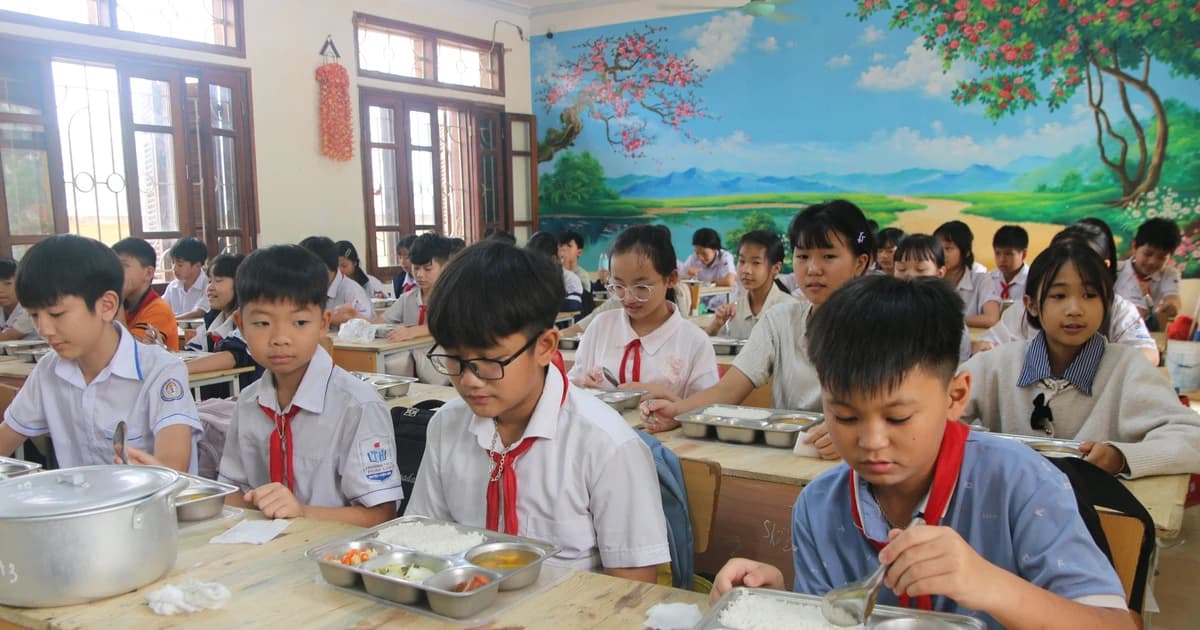Vượt khó chăm lo bữa trưa cho học trò vùng biên