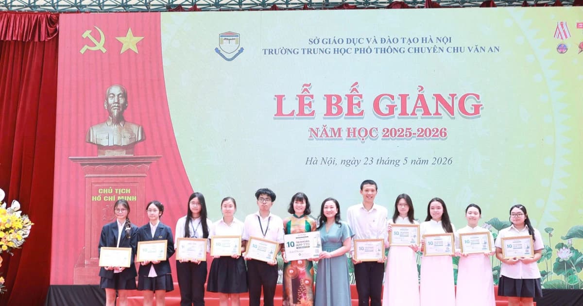 Lắng đọng giờ phút chia tay học sinh lớp 12 của ngôi trường trăm tuổi