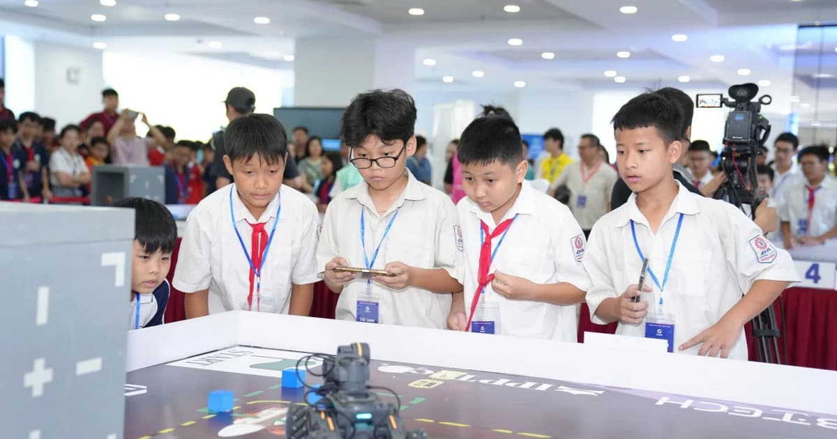 Học sinh THCS tranh tài tại đấu trường robot AI khu vực miền Bắc