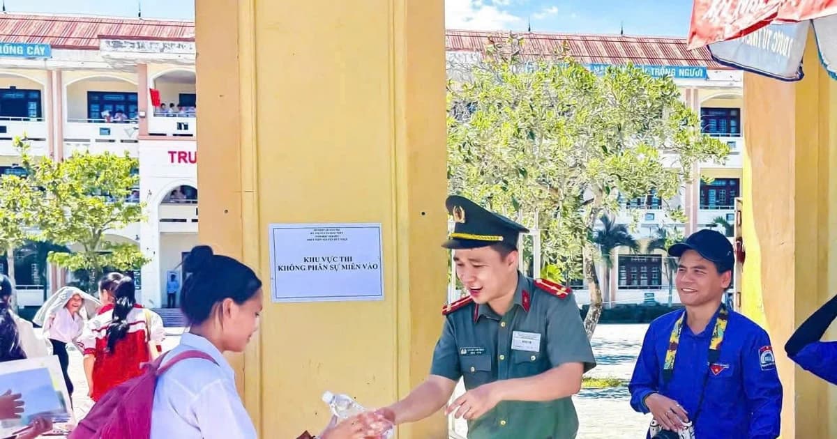 Công an dùng xe chuyên dụng hỗ trợ thí sinh đến điểm thi kịp giờ
