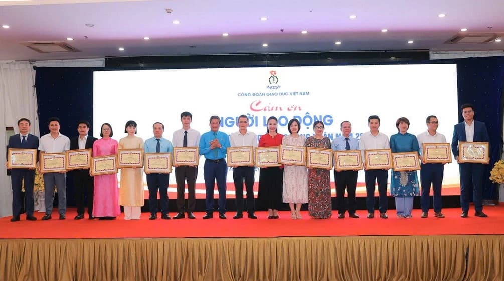 Tôn vinh đóng góp thầm lặng của đội ngũ người lao động ngành Giáo dục